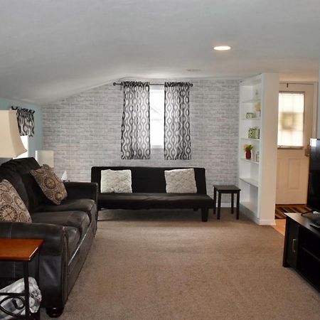 Apartamento Cozy 2Nd Story Flat Near Downtown Adrian Exterior foto